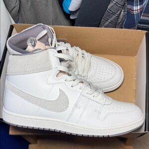 Nike Men's White and Light Gray Sneakers size 10.5